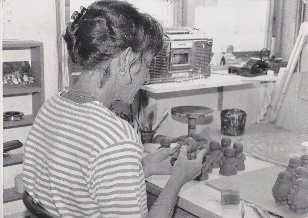 Figurer putsas före bränning